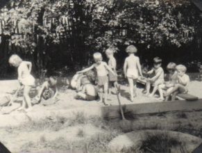 Děti mateřské školky na pískovišti.
