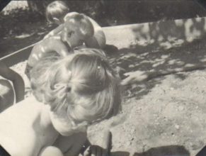Děti mateřské školky na pískovišti.