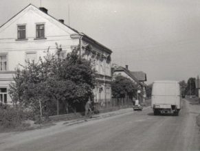 Budova pošty a MNV, v pozadí dům u Novotných.