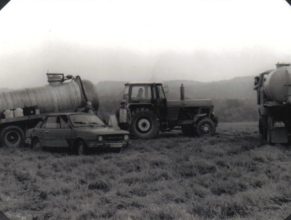 Chemické ošetření plodin. V traktoru ZT 300 je Kudyn Zdeněk, u osobního auta Dubánek Jiří a Roleček Jiří.
