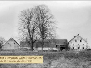 Foto usedlosti Bergmanových, ve které byly ustájeny první krávy, při zakládání JZD v roce 1952. Od roku 1953 sloužila jako objekt JZD.