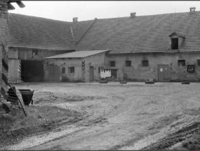 Usedlost u Vejdělků od roku 1953 sloužila pro potřeby JZD jako kravín a uskladňovací prostory pro seno a průmyslová hnojiva.