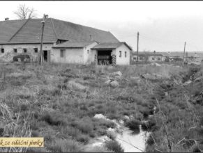 Usedlost u Vejdělků od roku 1953 sloužila pro potřeby JZD jako kravín a uskladňovací prostory pro seno a průmyslová hnojiva. Odtok ze silážní jímky.