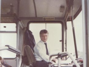 Řidič ČSAD Jaroměř z Vlčkovic v P., Legner Jaromír, který velmi často řídí autobus při výletech pořádaných JZD.