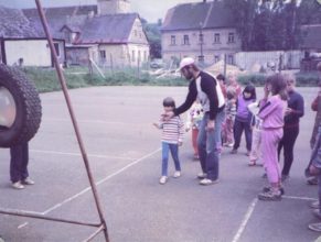 Jaroslav Otava instruující děti na dětském dnu.
