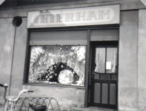 Prodejna INTERHAM, kterou dne 15.7.1991 otevřela Chmelíková Libuše.