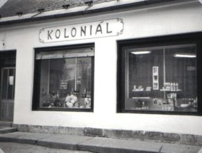 Bývalou prodejnu Jednoty se smíšeným zbožím koupila Školníková Helena. Po adaptaci ji dne 17.10.1991 otevřela pod názvem Koloniál.