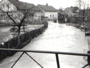 Rozvodněný potok u Moravců.