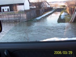 Rozvodněný potok u Rolečků v Horních Vlčkovicích.