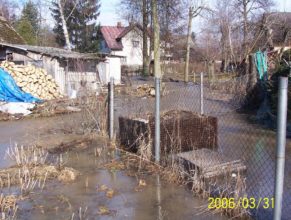 Rozvodněný potok u kulturního domu v Horních Vlčkovicích.