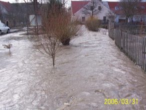 Rozvodněný potok u Helmů v Dolních Vlčkovicích.