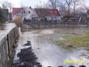 Rozvodněný potok u Helmů v Dolních Vlčkovicích.
