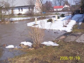 Rozvodněný potok u Chmelíků v Horních Vlčkovicích.