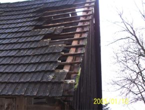 Silný vítr sebou odnášel i tašky ze střech, střecha na statku u Otavů.