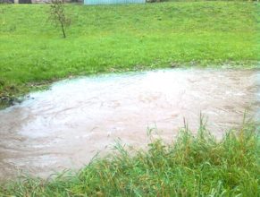 Rozvodněný potok u Chmelíků v Horních Vlčkovicích.