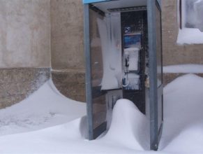 Telefonní budka pod sněhem u bývalé budovy JZD.