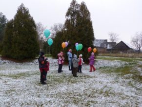 Děti s balónky.