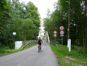 Most přes Labe ve obci Stanovice.