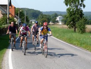 Cyklisté v obci Zlič.