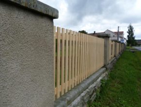 Nový plot před obecním úřadem.