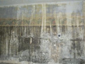 První patro obecního úřadu, odkryté malby na zdech.