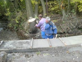 Dokončování opravy břehu potoka u Žižků.
