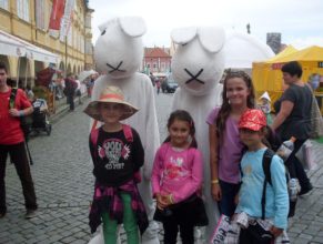 Děti s králíky.